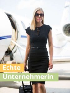 Frau im schwarzen Kleid mit Sonnenbrille zieht einen Trolley vor einem Privatjet, mit Bildtext „Echte Unternehmerin"