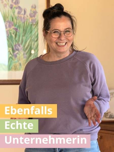 Isa Hiemann im lila Pullover lächelt in ihrem Arbeitszimmer, mit Bildtext „Ebenfalls echte Unternehmerin